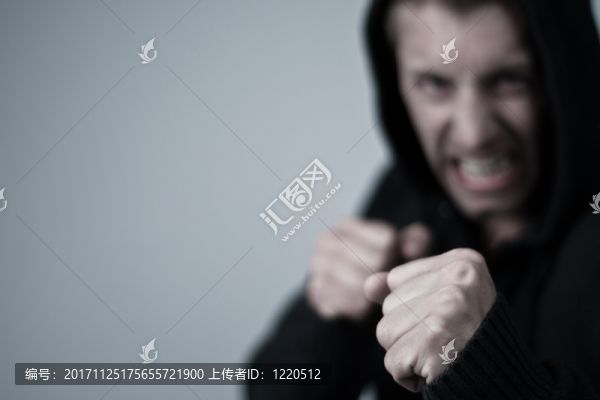 積極的年輕人在拳擊位置