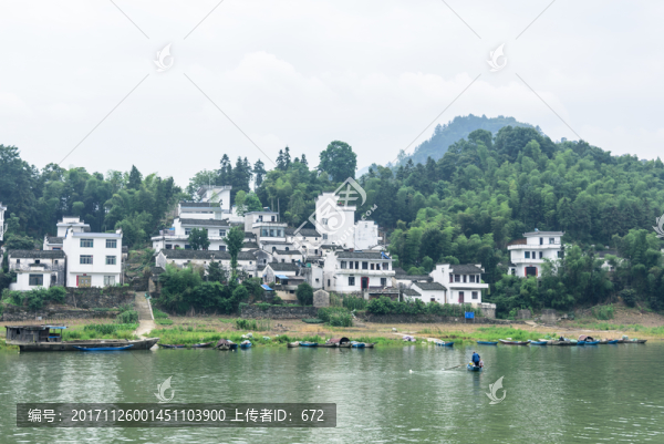 兩岸民居