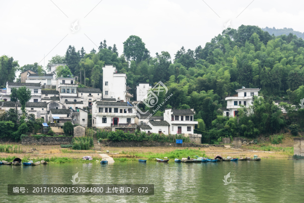 兩岸民居