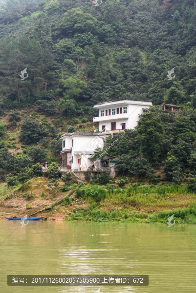 兩岸民居