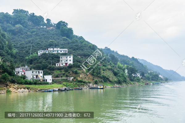 兩岸民居