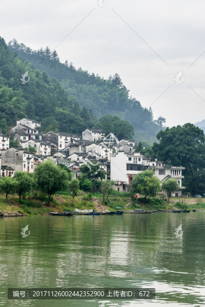 兩岸民居