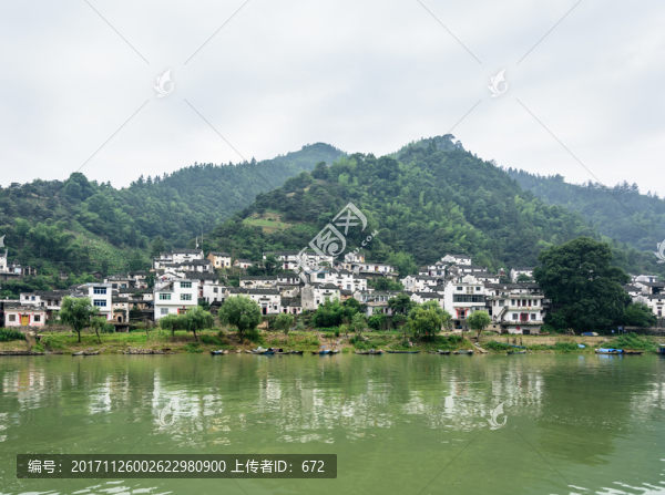 兩岸民居