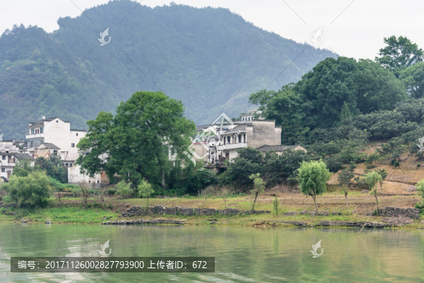 兩岸民居