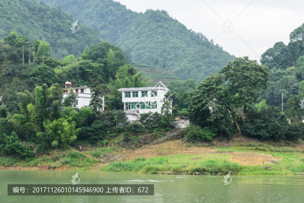 兩岸民居