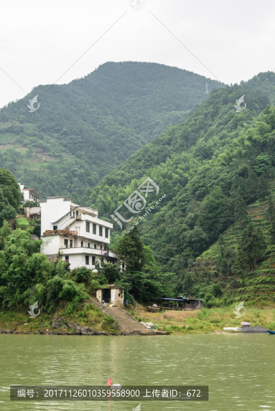 兩岸民居