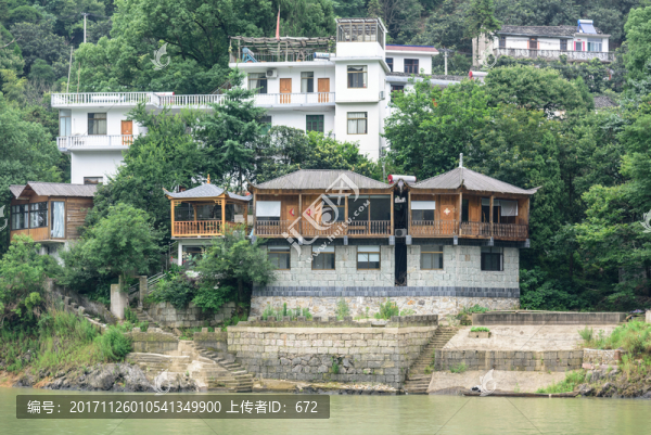 兩岸民居