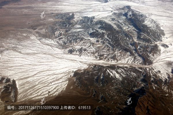 俯瞰西部山區(qū)戈壁