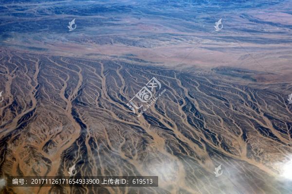 俯瞰西部山區(qū)戈壁