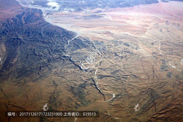 俯瞰西部山區(qū)戈壁