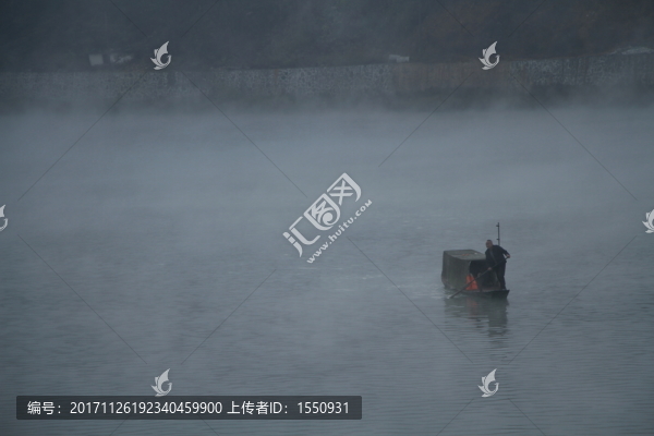 江面晨霧