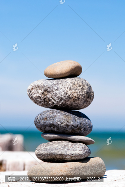 在海邊的石頭塔