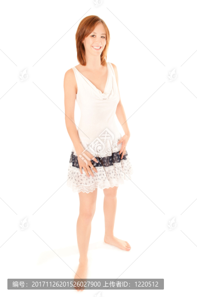 一個美麗的年輕女子在一件短的夏裝的肖像