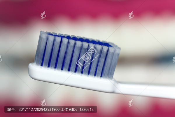 用牙刷刷牙