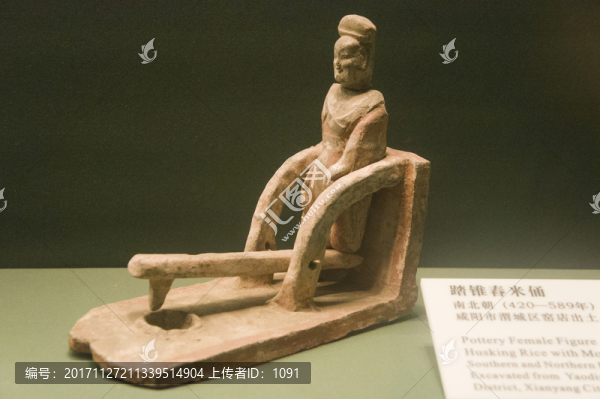陜西西安文物踏錐舂米俑