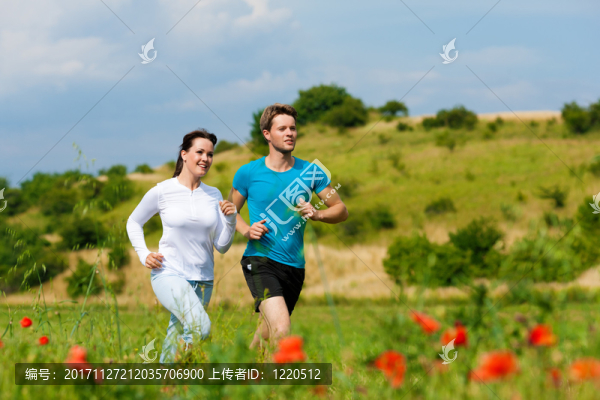 年輕的運動型夫婦在戶外跑步
