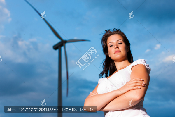 風(fēng)力渦輪機(jī)和天空前的女人