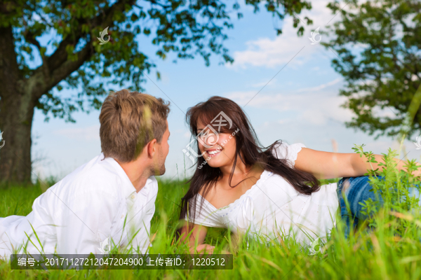 躺在草地上的幸福夫妻