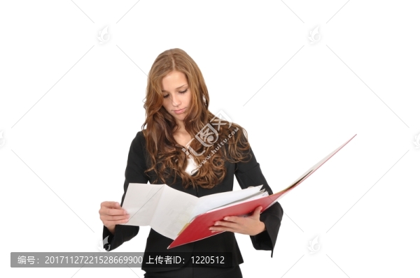 年輕女子翻閱紅色文件夾