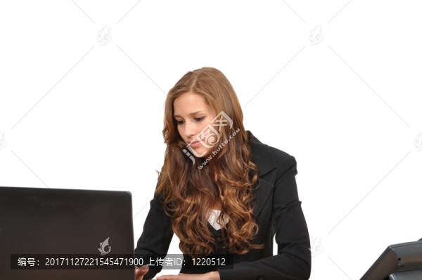 女商人閱讀電腦
