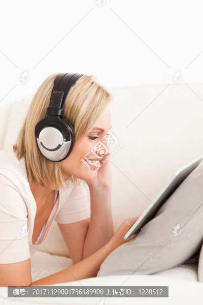 笑
