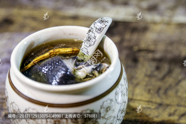 鮮人參燉烏雞