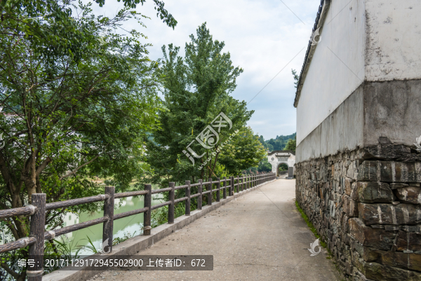 沿河道路
