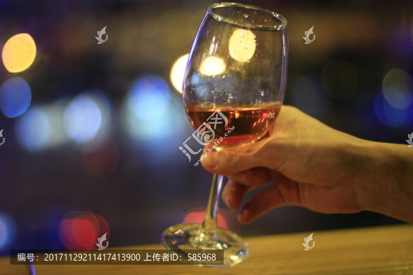 一個(gè)人飲酒