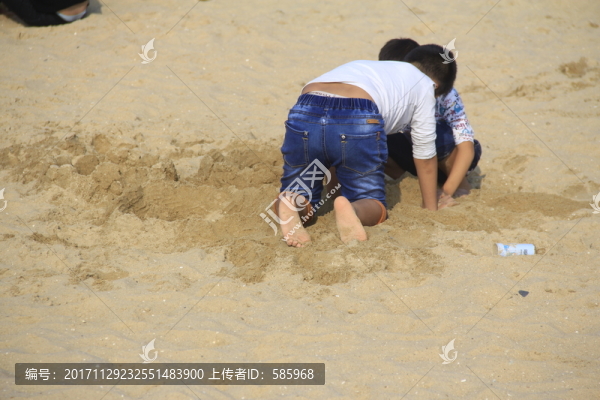 沙灘玩沙子