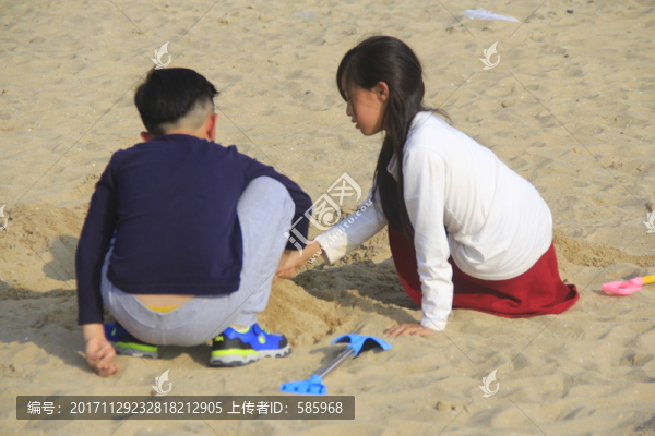 沙灘玩沙子