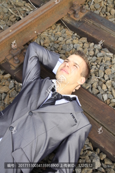 放松在火車軌道上的商人