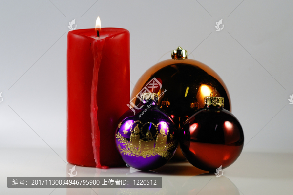 與圣誕小玩意的紅色蠟燭