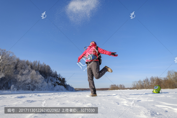 雪地跳躍