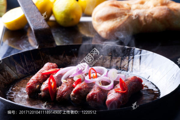 在平底鍋里的cevapcici