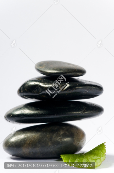 與綠色葉子的溫泉石頭