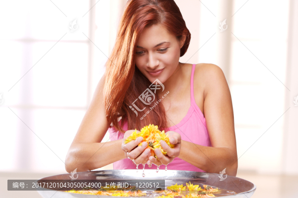 年輕女子在花碗里的水