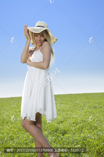 年輕女子在春季或夏季
