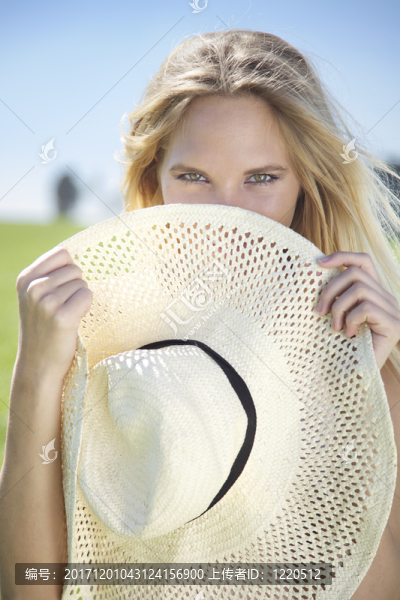 年輕女子在春天或夏天戴著草帽