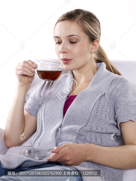 年輕女子喝茶