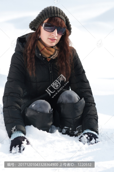 年輕漂亮的女人在冬季服裝