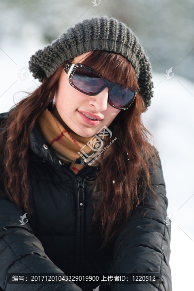 年輕漂亮的女人戴著牙套在冬天的衣服