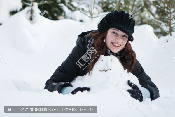 帶著大括號的年輕同情女人建立一個雪人