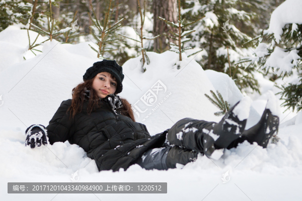 年輕的同情女人放松在雪地里