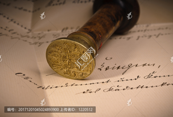 在手寫的文件上的舊密封