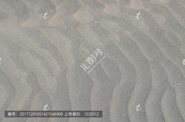 海浪在沙灘上