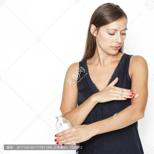 有魅力的女人把乳液放在自己身上