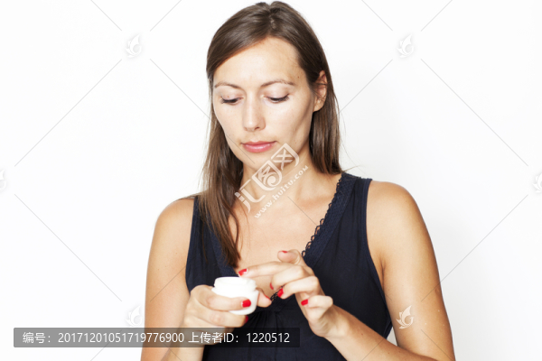 ？有魅力的女人，她臉上戴著奶油