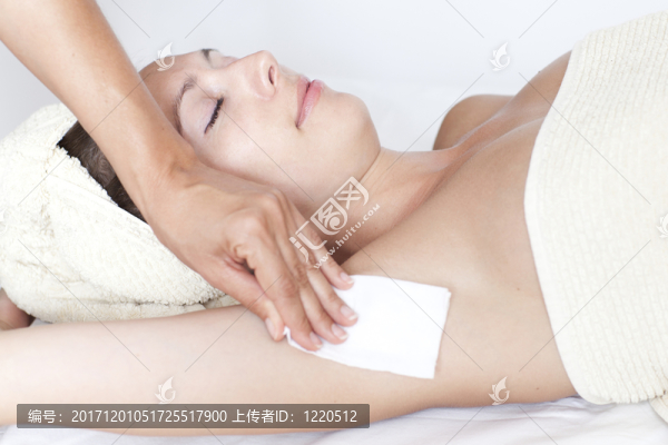 在腋下脫毛的女人