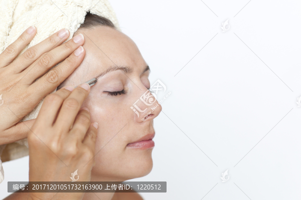 拔眉毛應(yīng)用眉毛的女人