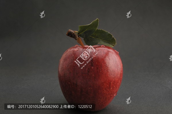 與葉子的一個紅色蘋果